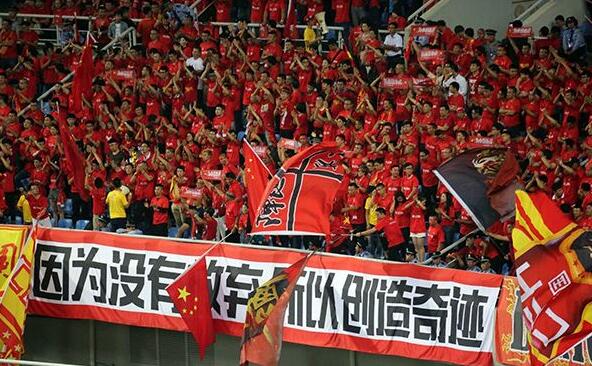 退休差人豹叔膝下有儿子阿国（张国强 饰）和养子阿定（刘德华 饰），阿国曾是国际刑警，现在返港担负督察；而阿定章混迹黑道，固然收进丰富并颇得老板杨东海欣赏，但阿定谢绝贩毒令杨东海很难堪。阿定与阿国情同骨肉，但并未刺探彼此工作。不久，阿国受命查询拜访杨东海一伙，同时阿定中了杨东海苦肉计，不能不与毒贩联系，成果激发决战苦战。背负杀人嫌疑的阿定被阿国追索，侥幸逃走后扳连后者遭警队惩罚。另外一方面，阿定和阿国在警队中的仇家步步紧逼他们，终究身故，而阿定的女友雯雯（萧红梅 饰）为阿定几回犯险，阿定不忍弃她而往独自出国逃难，
